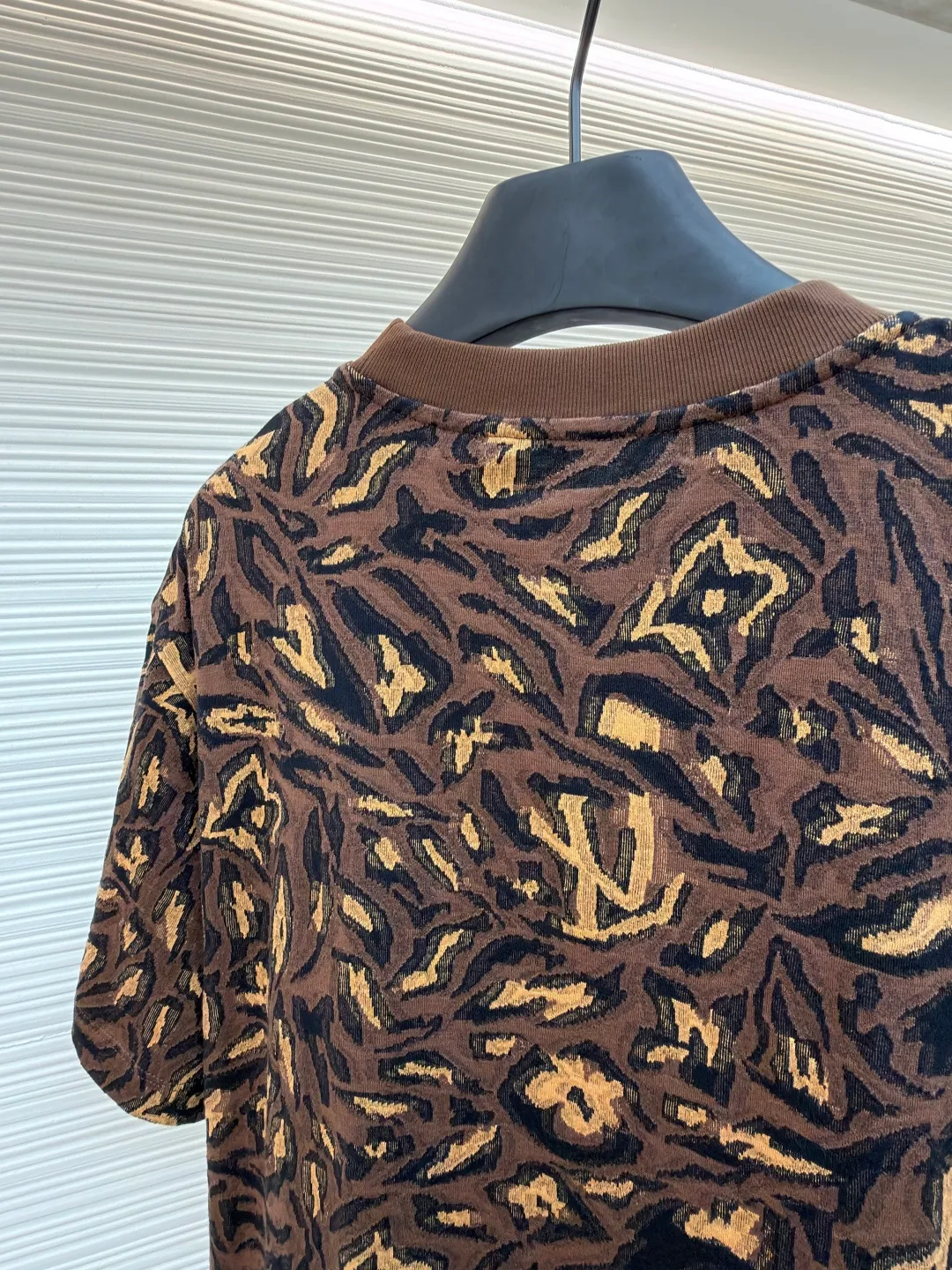 LOUIS VUITTON leopard print jacquard T-shirt ●Original version: 11100 purchased and developed ●Item number: 1682343-A65 ●Fabric: cotton fabric ●Technology: jacquard production ●Color: leopard print ●Version: fitted version ●Weight: about 190 grams ●Size: XS-S-M-L ●Description: The fabric is custom-woven for 40 seconds of combed cotton flying thread jacquard knitted fabric. The jacquard device is made according to the YB finishing point. First, a 28-cylinder flying thread jacquard machine is used to position the full-width jacquard to weave the embryonic fabric. The yarn is tightly spun and dyed in 4 groups of yarns. The finished product is destroyed and the embryo base is cut by machine. Thread, the loss rate is as high as 50%, and the cost of 1000kg base embryo is less than 600kg, so the cost increases sharply. Later, it is washed and shaped with high temperature to ensure that the pattern is positioned the same as YB. The pattern is positioned and cut by hand, the lettering table is customized, and the work is finished with positioning and sewing, and specific three-mark washing. The overall wiring is straight and delicate, the fabric is comfortable and soft, and the color is consistent without color difference. It can be matched with the same style to create a fashionable look and control various occasions. Customized accessories, complete with three standards, same style for men and women!